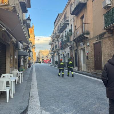 Dopo aver ispezionato il Belvedere, due Vigili del Fuoco tornano al centro operativo in piazza
